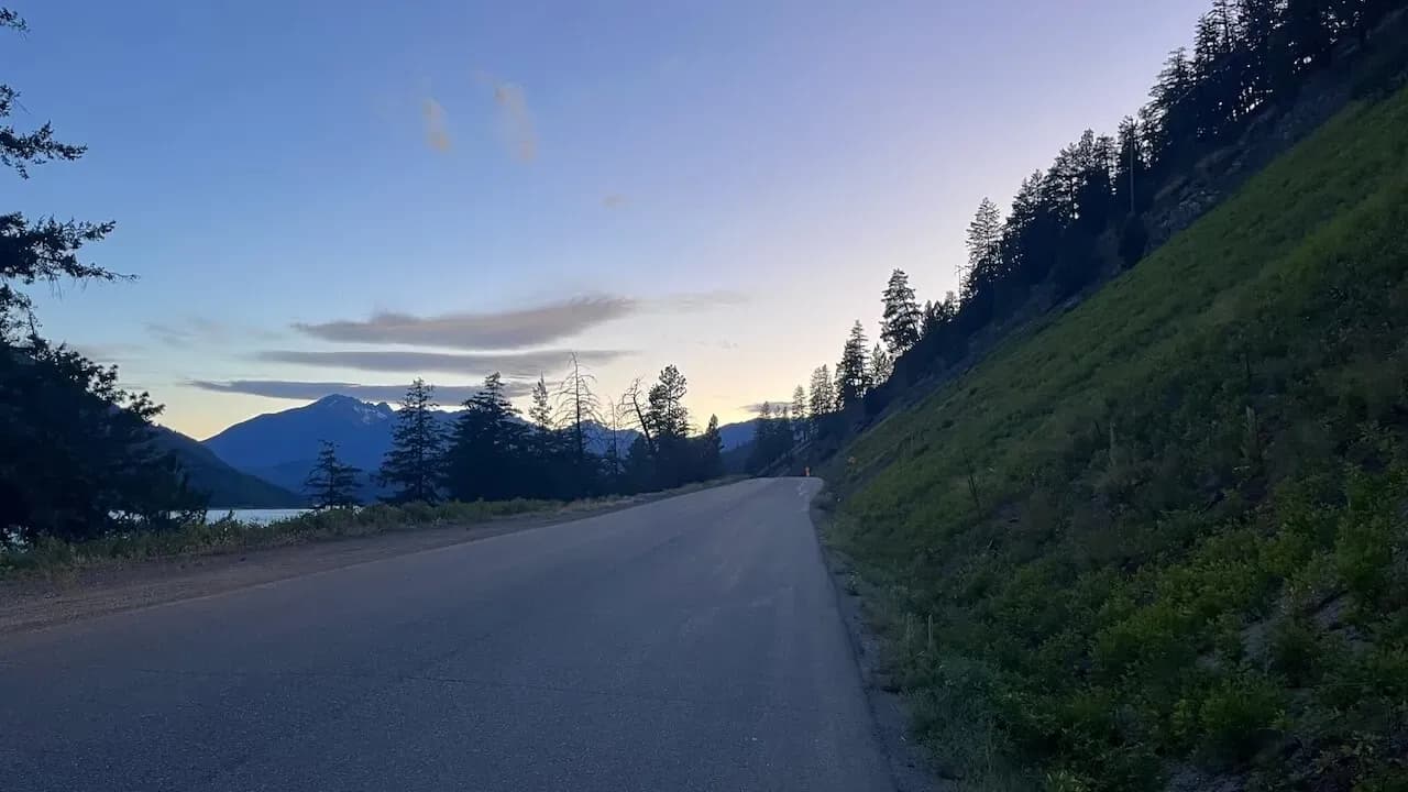 Strada di montagna deserta al tramonto nel viaggio verso l'interno dal Sea to Sky