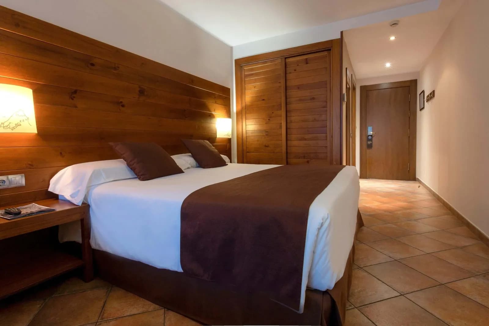 Doppelzimmer mit Kopfteil aus Holz in einem Hotel in La Massana