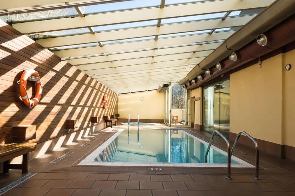 Beheizter Indoor-Pool unter einem Glasdach im Hotel Màgic La Massana