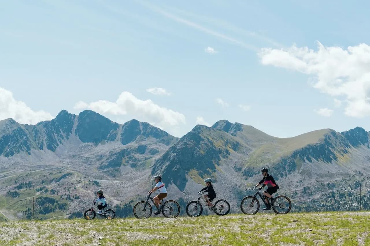 Familie unterwegs auf einem Bergkamm