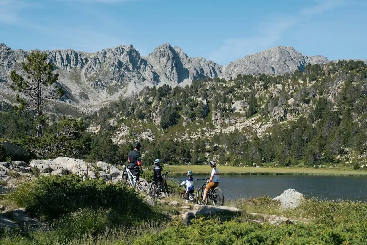 Familie mit E-Bikes an einem Hochgebirgssee
