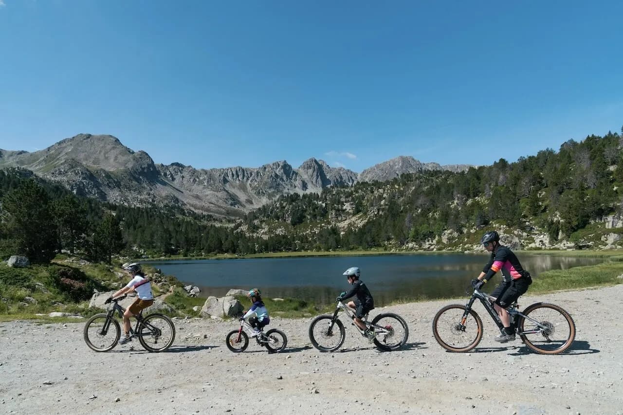 Familie mit dem Bike am Seeufer