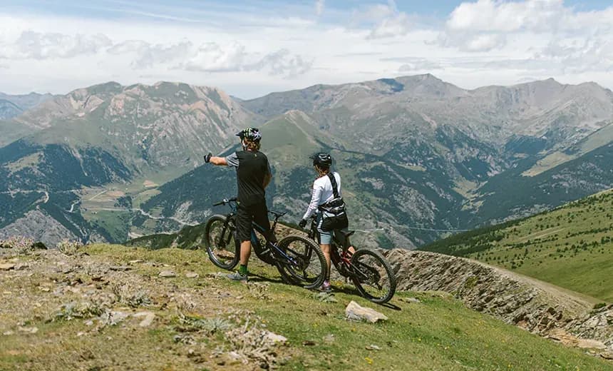 E-Biker-Paar an einem Aussichtspunkt