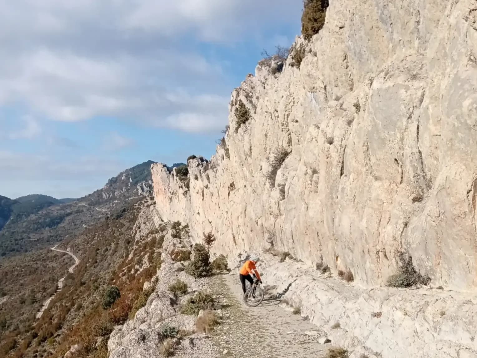 Trail unter den Felswänden der Sierra de Guara