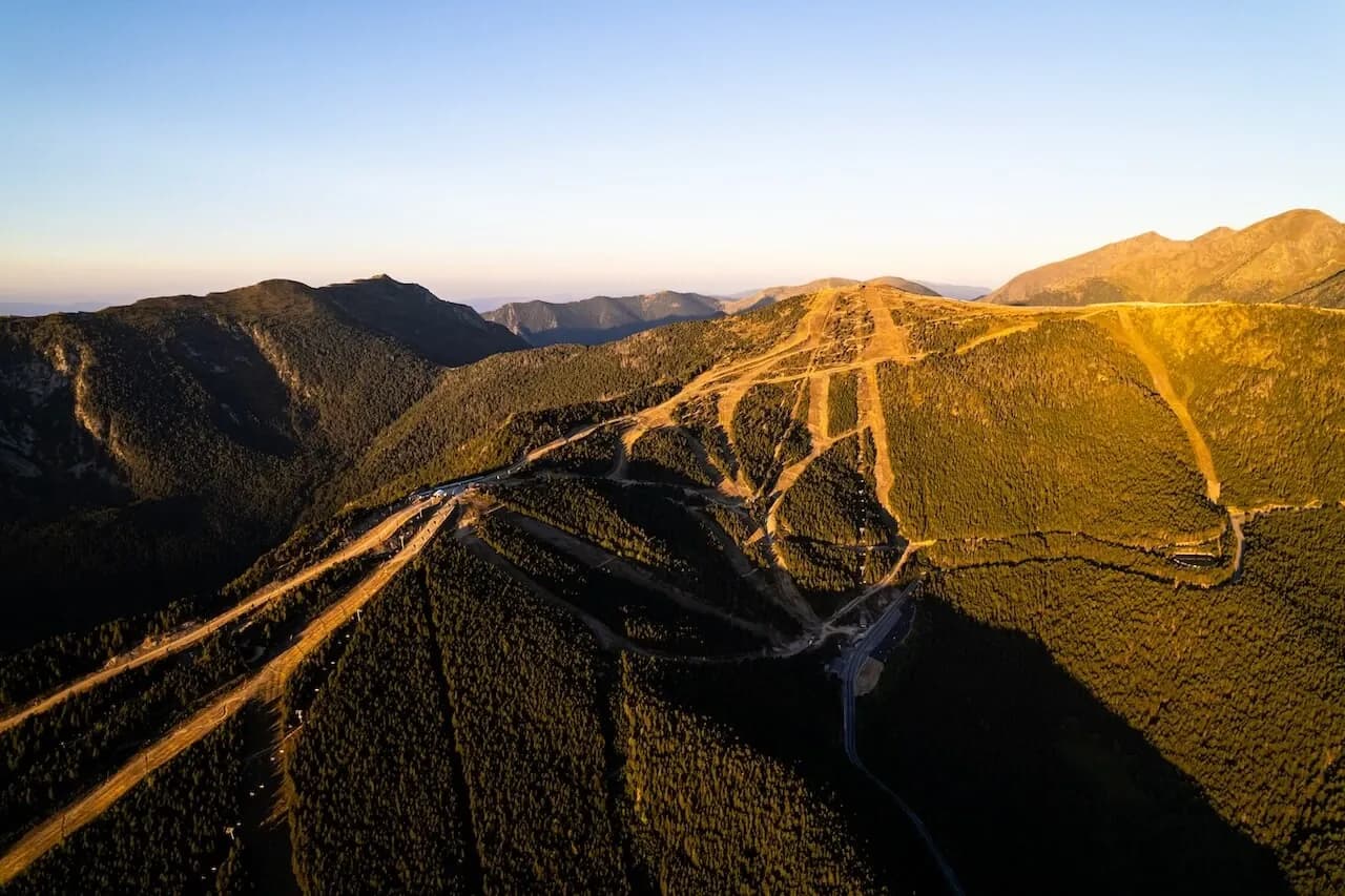 Luftaufnahme des Gebiets von Pal Arinsal bei Sonnenuntergang