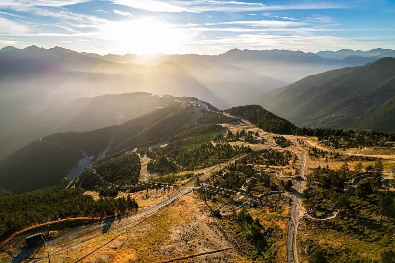 Luftaufnahme der Trails und Lifte von Pal Arinsal, Andorra, bei Sonnenaufgang
